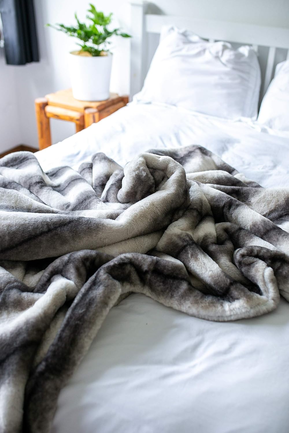 Faux Fur Throw Blanket Grey Striped Mink Chinchilla Shadow Fox Charcoal 55Wx70L i##e##s: Silky Soft ^^ Double Sided ^^ Oversized ^^ Machine Washable ^^ Afghan :i##e##s